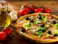 Вкусна лесна вегетарианска постна зеленчукова пица с готово тесто, броколи, гъби, чушки и маслини